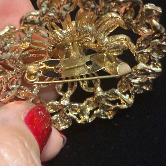 Vintage EUC Gold tone and rhonestone  Brooch - Picture 5 of 9